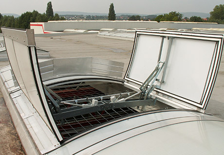 Vario continuous rooflight with smoke ventilation double flaps and fall-through protection