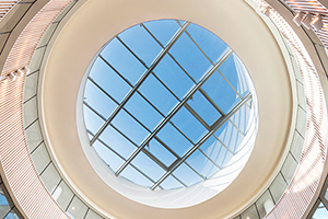 Interior view of a Stick System atrium solution. Experience office Appèl, ‘s-Hertogenbosch, The Netherlands. Photographer: Nobert van Onna.